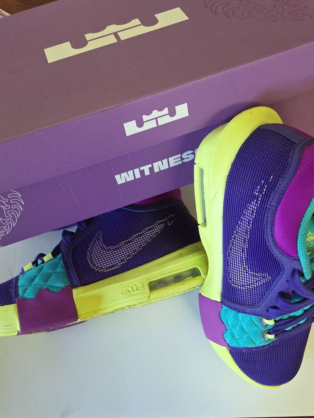 Nike Lebaron Witness Low-Top Sneakers Men's 9 or Women's 10.5
